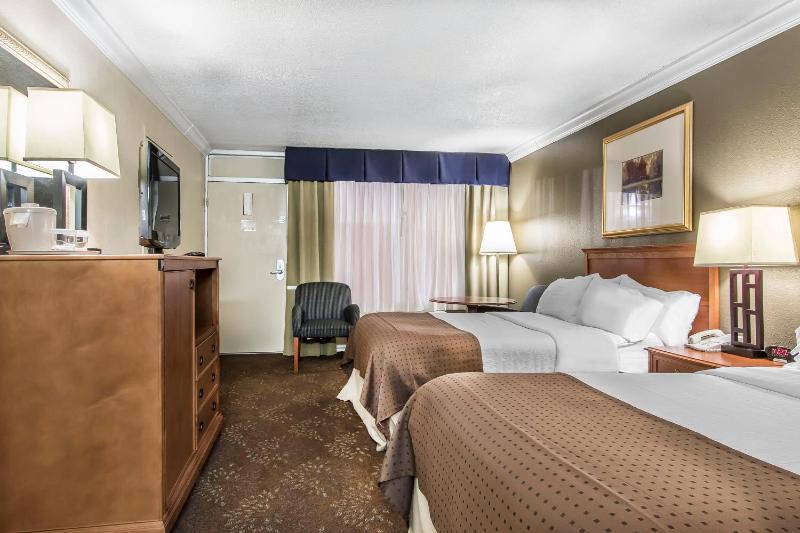 Quadruple Room - Non Smoking image 4