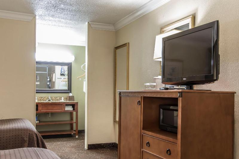 Quadruple Room - Non Smoking image 2