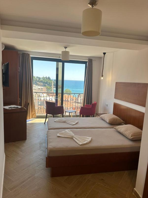 Double Room with Sea View image 2