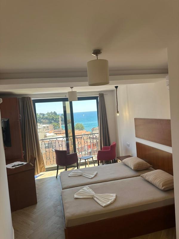 Double Room with Sea View image 3