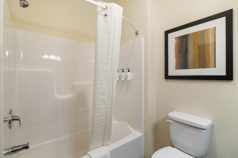 Standard Queen Room image 3