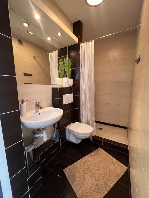 Twin Room with Balcony image 3