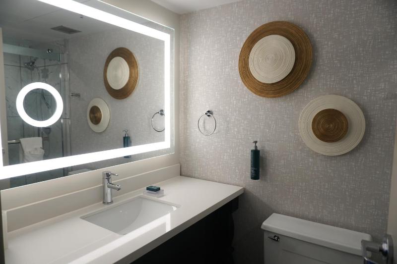 Queen Room with Two Queen Beds and Roll-In Shower - Mobility Access image 2