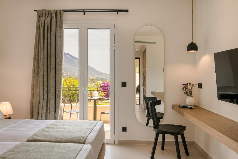 Superior Double or Twin Room with Sea View image 4