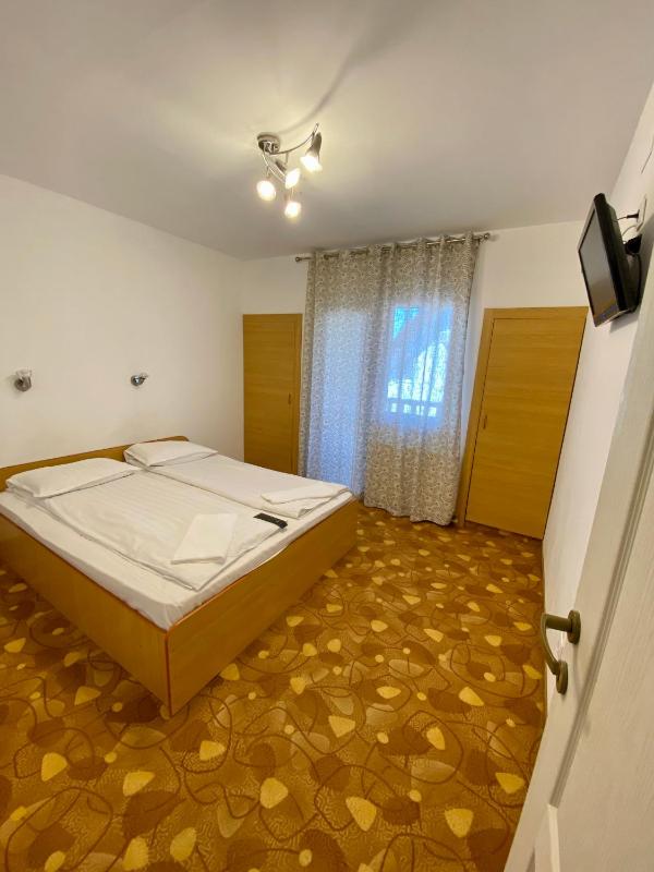 Double Room with Balcony image 4