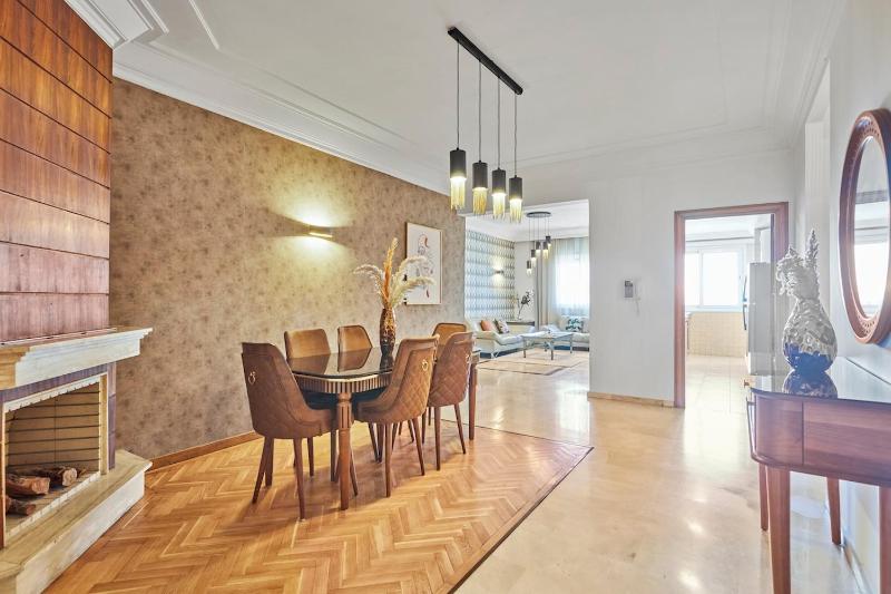 Spacious 2 Bed Flat with City Views and Free Parking - image 13