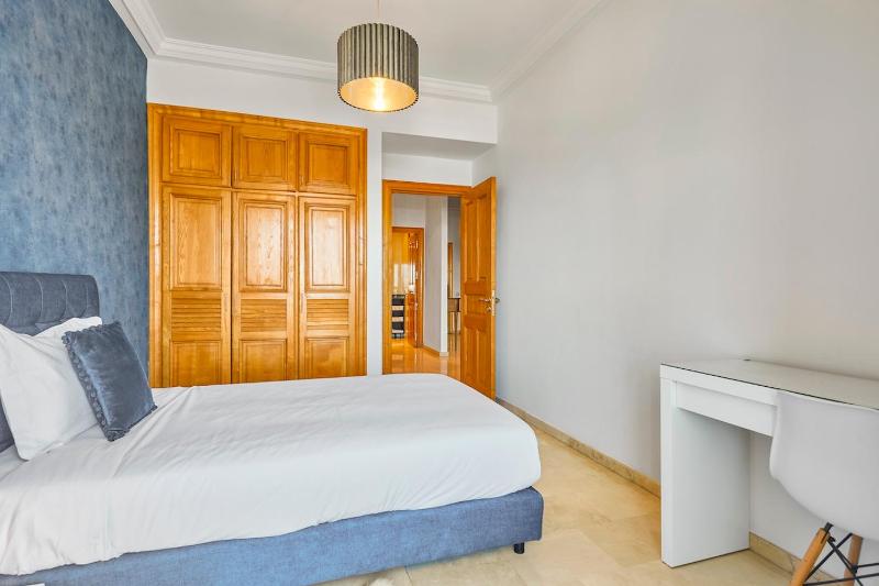 Spacious 2 Bed Flat with City Views and Free Parking - image 7