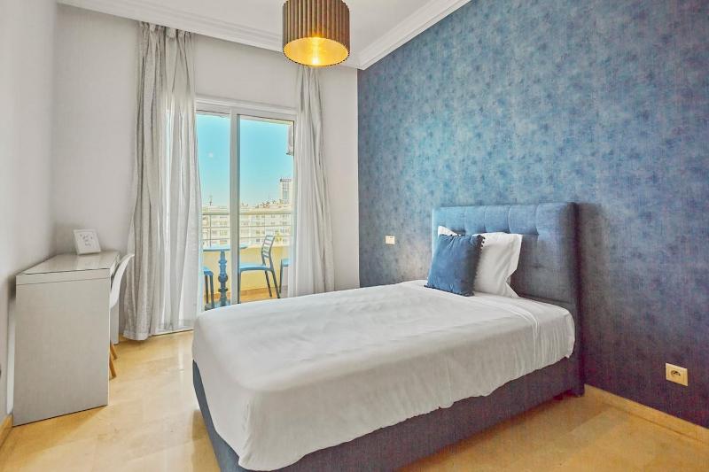 Spacious 2 Bed Flat with City Views and Free Parking - image 5