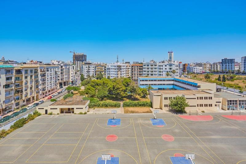Spacious 2 Bed Flat with City Views and Free Parking - image 11