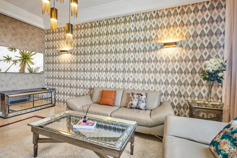 Spacious 2 Bed Flat with City Views and Free Parking - image 8