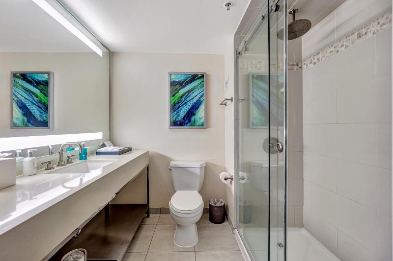 Standard King Room image 2
