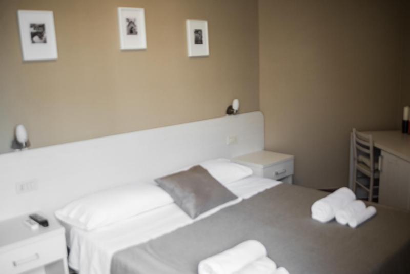 Standard King Room image 3