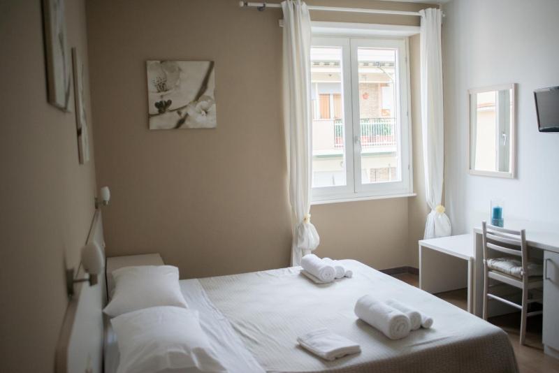 Deluxe Double Room image 3