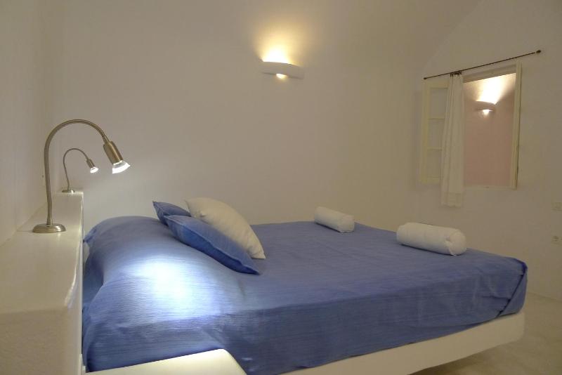 Junior Cave House Suite with Caldera View image 3