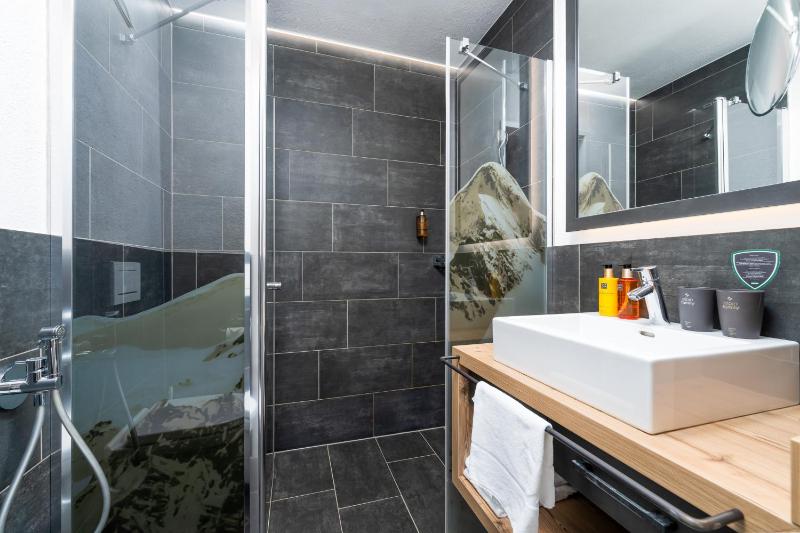 One-Bedroom Suite with Mountain View image 2