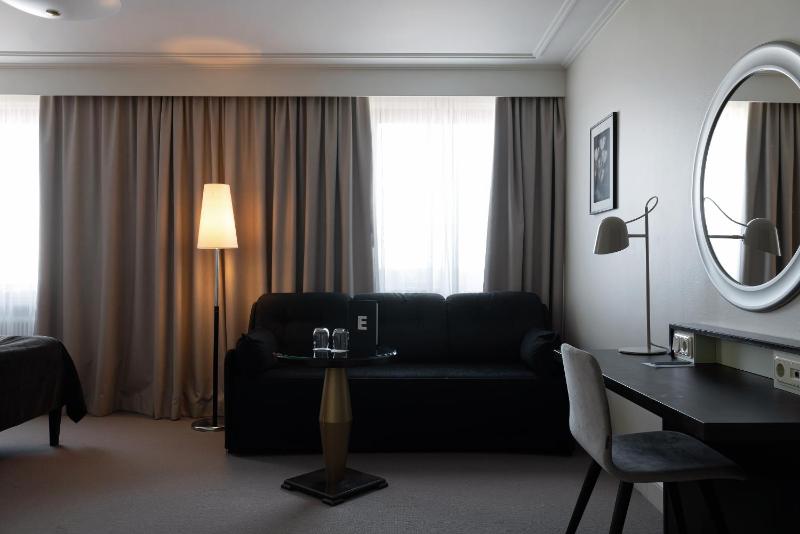 Family Room image 3