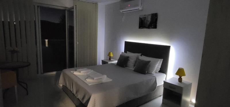 Double Room with Lake View image 3