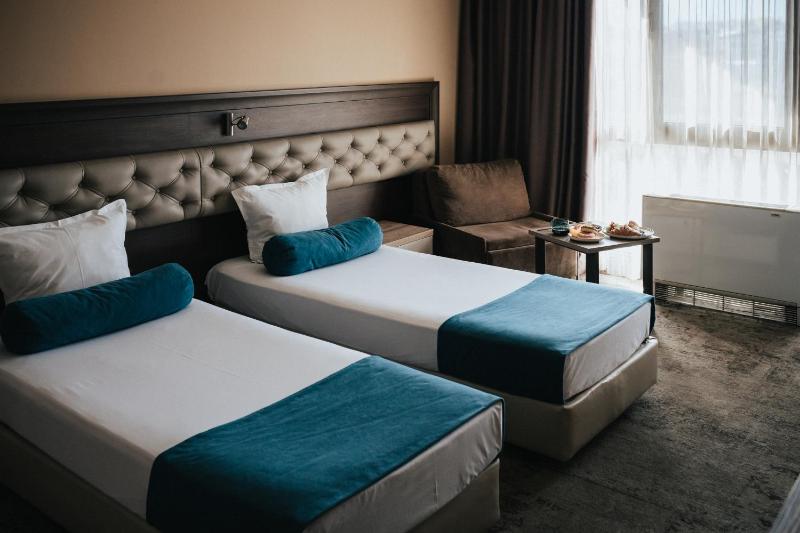 Twin Room with City View image 4
