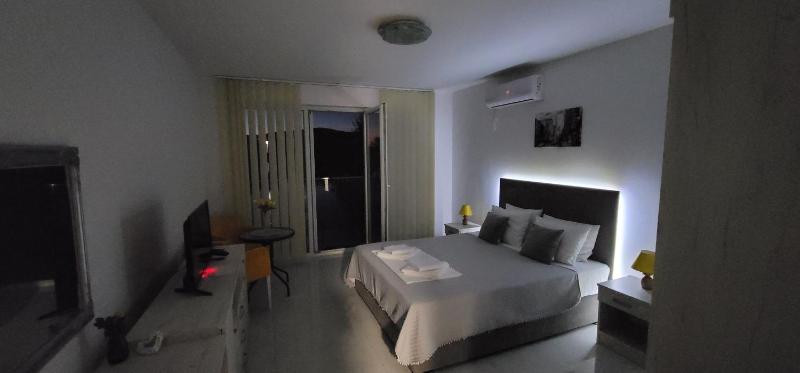 Double Room with Lake View image 4