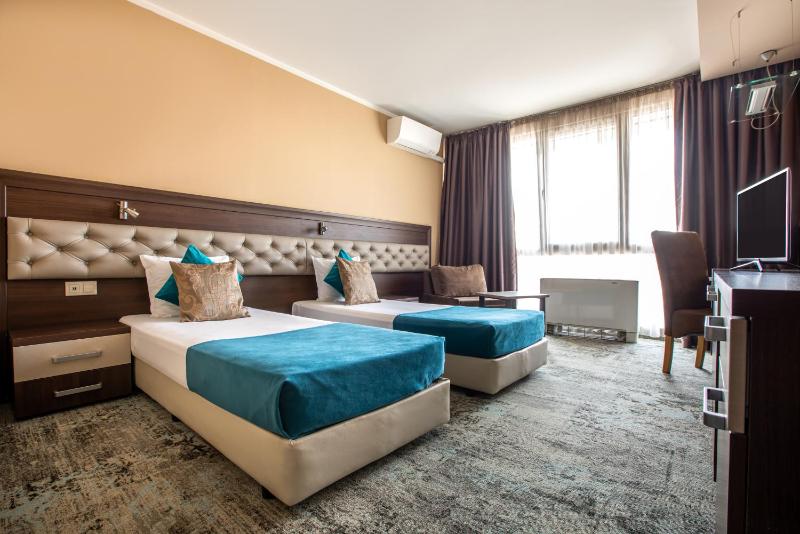 Twin Room with City View image 1