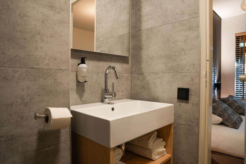 Standard Twin Room image 4