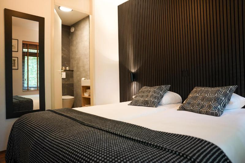 Standard Twin Room image 3