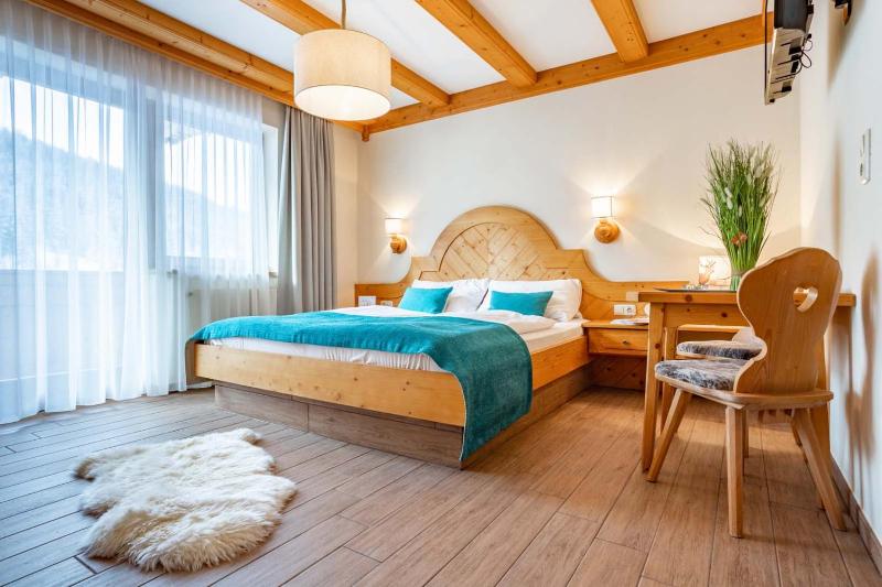 Deluxe Double Room with Extra Bed image 3
