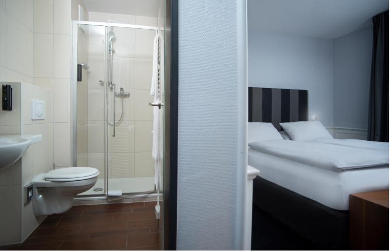 Double Room image 3