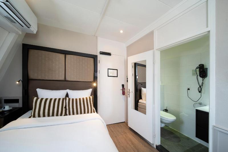 Small Double Room image 3