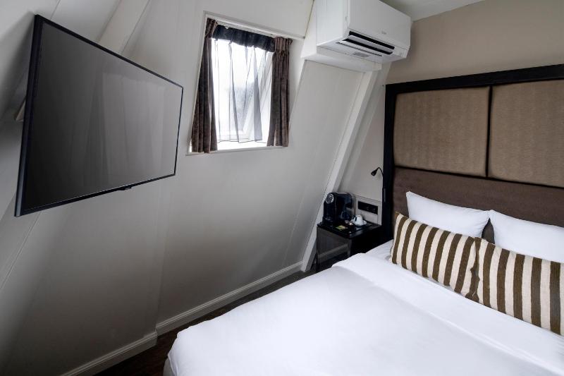 Small Double Room image 2