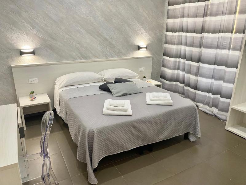 Deluxe Double Room image 3