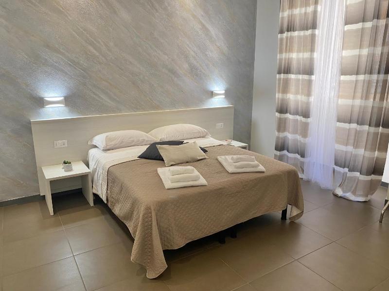 Deluxe Double Room image 3