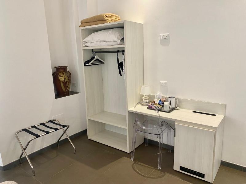 Deluxe Double Room image 4