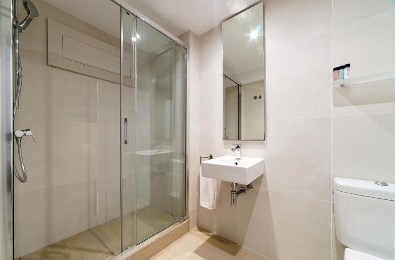 Twin Room with Balcony image 3