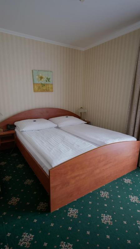 Double Room image 3