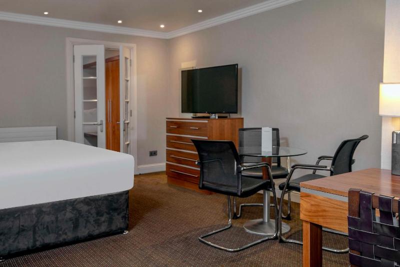 Deluxe Family Room image 3