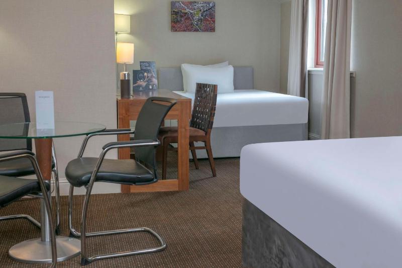 Deluxe Family Room image 4