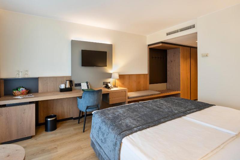 Double Room with City View image 4