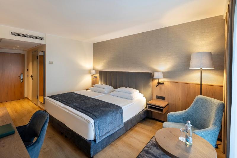 Double Room with City View image 3