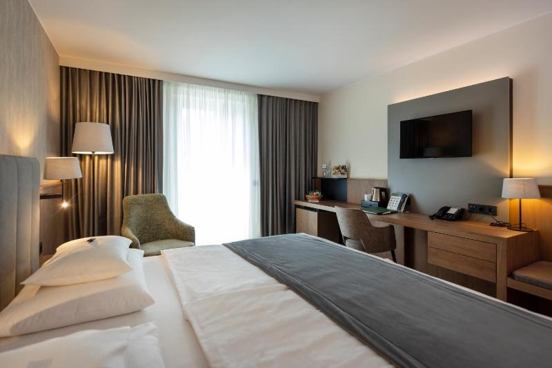 Double Room with Garden View image 4