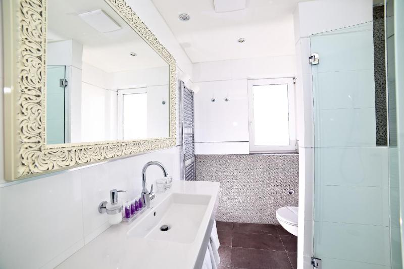Classic Double or Twin Room image 3
