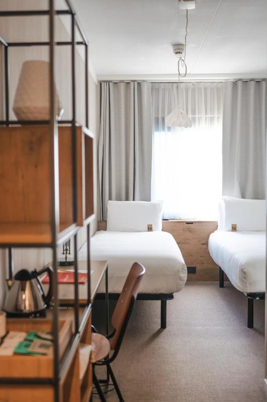 Standard Twin Room image 3