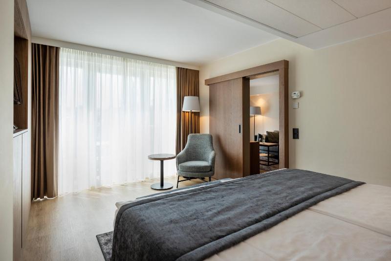 Suite with Garden View image 4