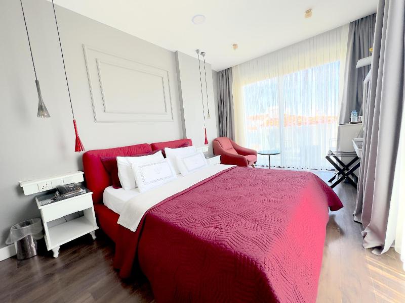 Deluxe Double Room with Balcony image 1