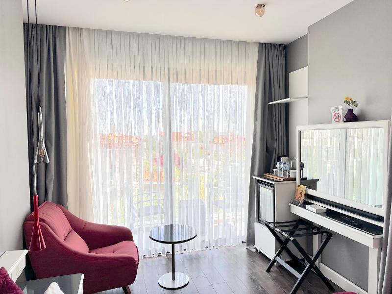 Deluxe Double Room with Balcony image 3