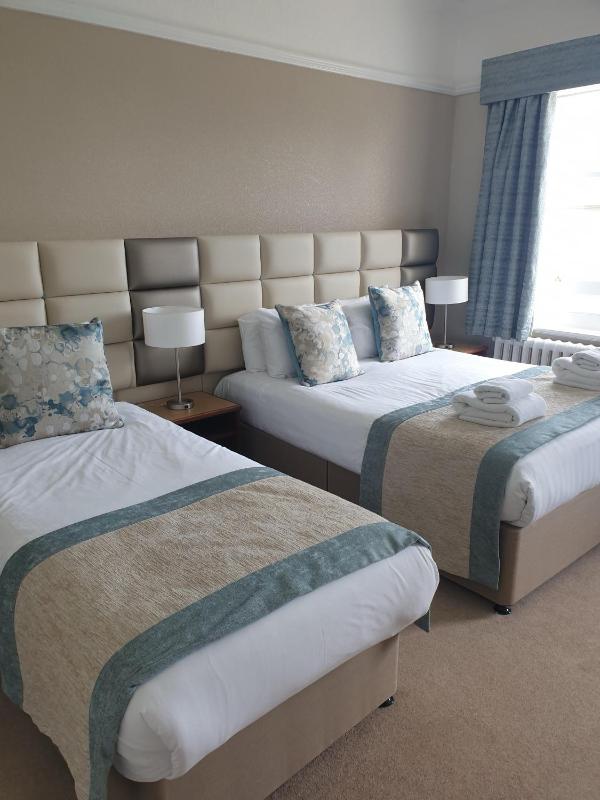 Standard Family Room with Sea View image 4