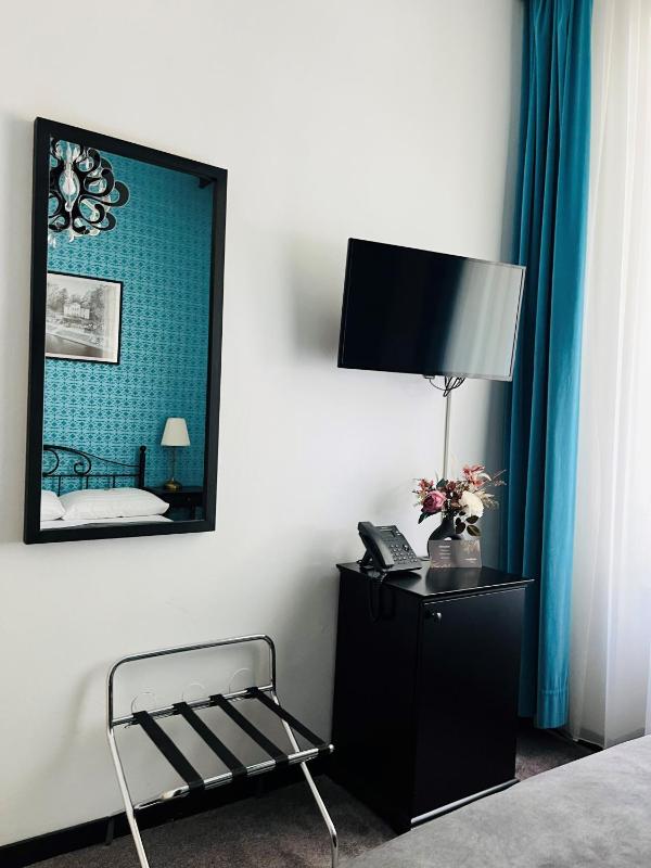 Small Double Room image 3