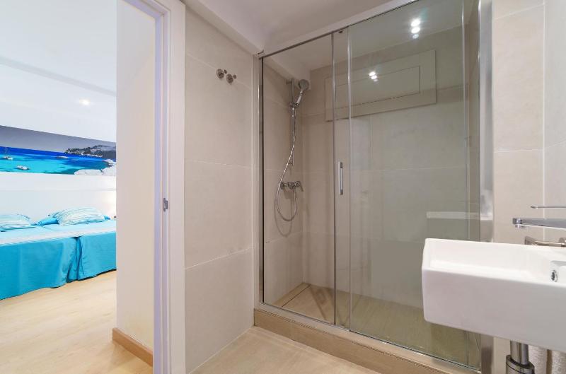 Twin Room with Balcony image 2