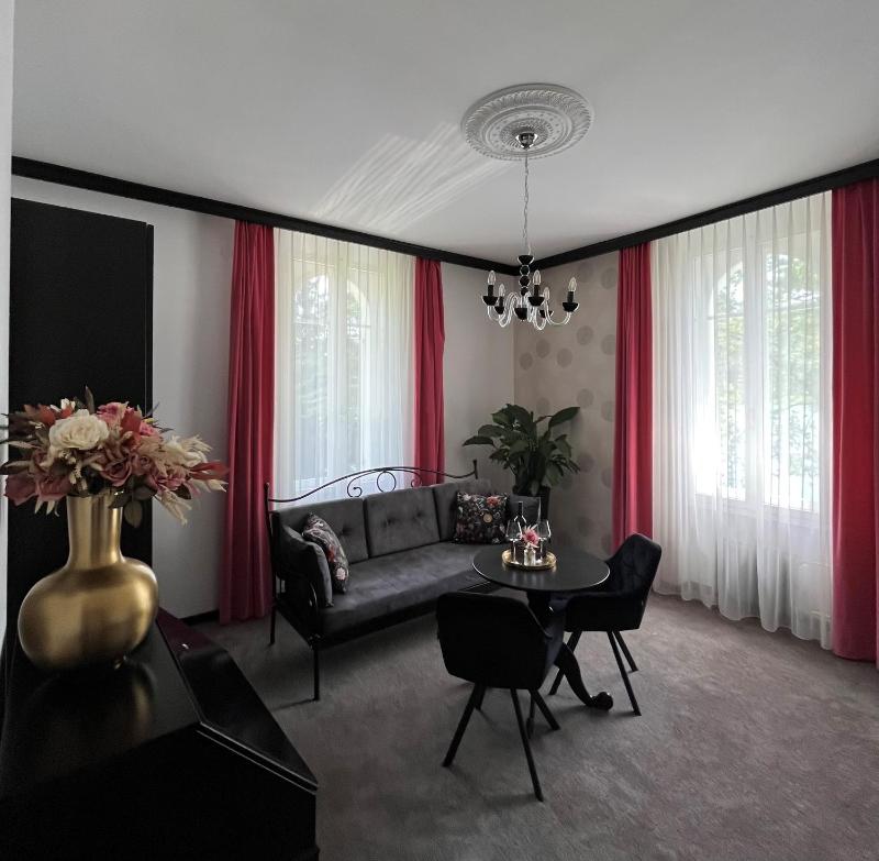 One-Bedroom Apartment with Lake View image 1