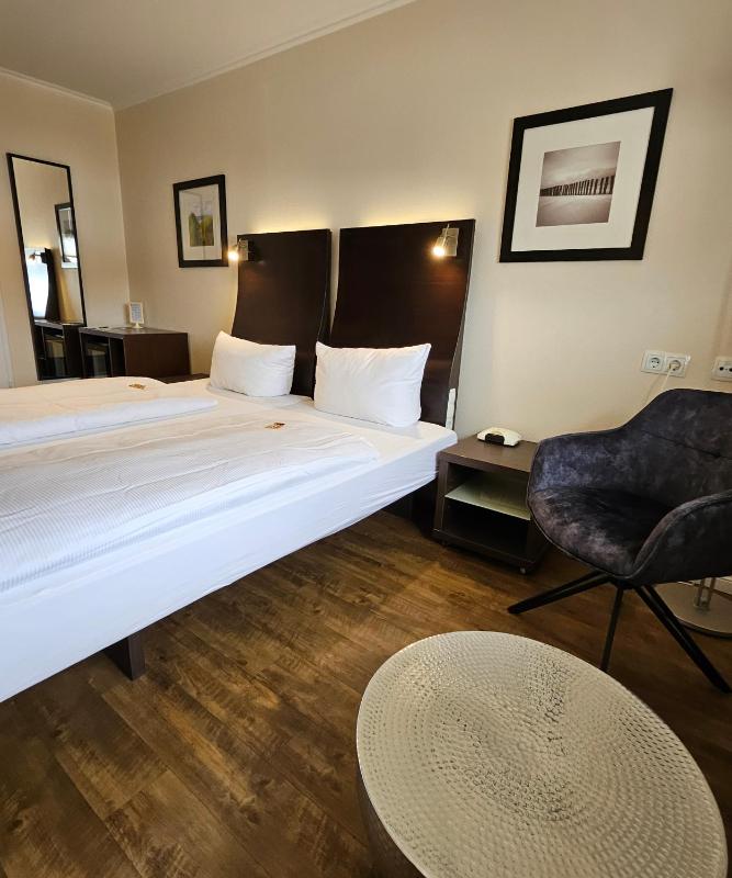 Small Double Room image 3